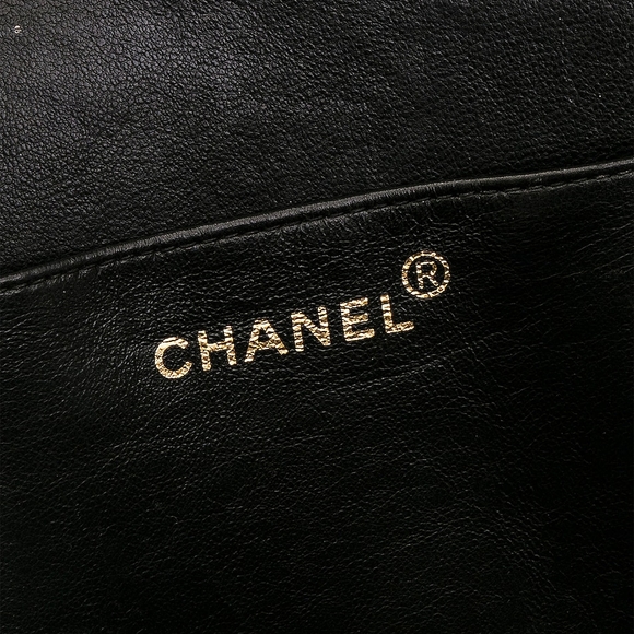 CHANEL Black Cosmetic Bag with Glossy Patent Leather and Gold Zipper - Picture 6 of 7
